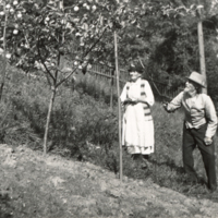 SLM P12-232 - Wilhelm och Sofia Andersson i sin trädgård, Rosenlund, 1930-tal
