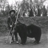 SLM Ö744 - Man och björn med munkorg