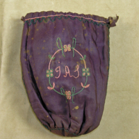 SLM 3722 - Väska, redikyl av violett siden med silkesbroderier, daterad 1836