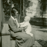 SLM P11-6038 - Charlotte Helmer född Indebetou med sonen Bo, 1934