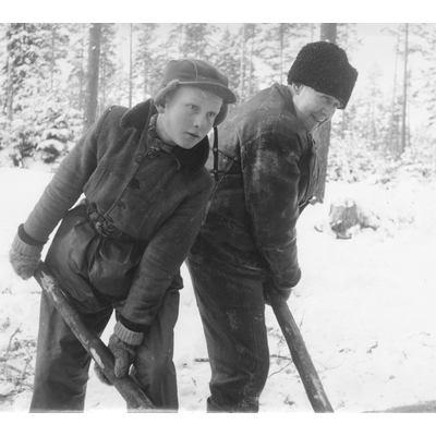 SLM P2019-0071 - Krister och Emil Persson på Källvik ca 1957