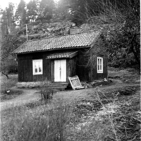 SLM P09-1743 - Stuga vid Stockholmsvägen, Svärta, 1930-tal