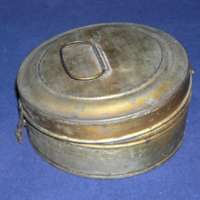 SLM 15432 - Kryddskrin av guldfärgad metall, med kryddburkar
