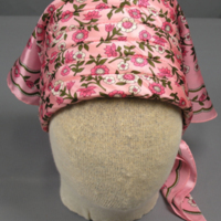 SLM 36408 7 - Rosa sjalett med blommor, stadgad med skumplast, 1960-tal