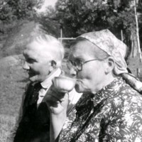 SLM M029621 - Porträtt på en man och en kvinna som drycker ur en kopp