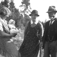 SLM P05-679 - Vid Anderslundsstugan, Ellesta Nergård, sommaren 1935