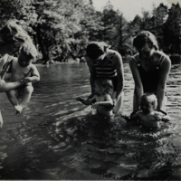 SLM P08-2224 - Tre mammor badar med barnen i sjön, 1936