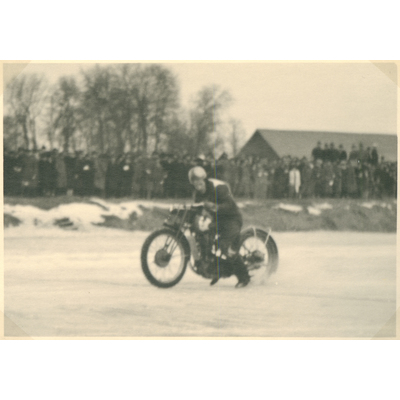 SLM P2018-0695 - Motorcykeltävling i Lergropen år 1945