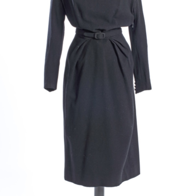 SLM 37201 - Sorgklänning av svart ylletyg från modehuset Robell i Stockholm 1953.