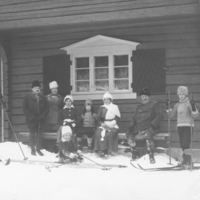 SLM P07-1228 - Nyåret 1918, vintersport, möjligen Axel Jurell tvåa från höger