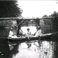 SLM M032763 - Tre kvinnor i roddbåt vid Husby (gamla) bro år 1928