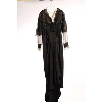SLM 11728 - Svart korsetterad sidenklänning med liv av vitt siden överklädd med svart tyllspets, ca 1915
