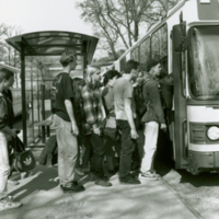 SLM SB13-832 - Ungdomar stiger på buss, ca 1993.