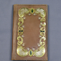 SLM 8495 - Plånbok av brunt skinn med präglat guldtryck, foder av siden