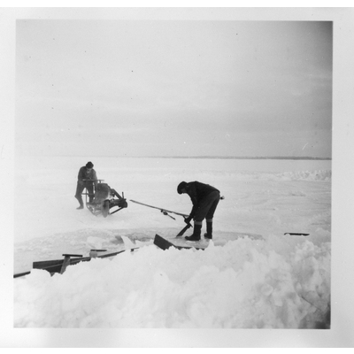 SLM R981-92-3 - Hämtning av is på Hagbyberga, 1940-tal