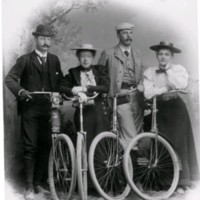 SLM M032544 - Sällskap med cyklar, en av männen är Gustaf Sandströmer (1864-1939)