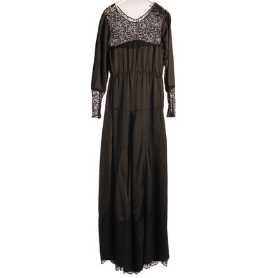 SLM 10245 - Svart långärmad klänning med infällningar av spets, troligen 1920-tal