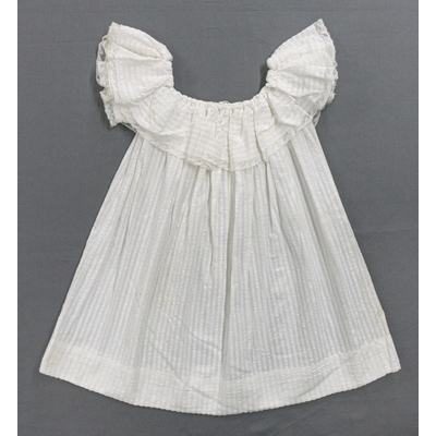 SLM 52605 - Barnklänning sydd av randvävt bomullstyg, prydd med spetsar, tidigt 1900-tal