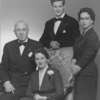 SLM P09-689 - Oscar Hersson med fru och barnen Ulf och Gunnel i Sverige ca 1955