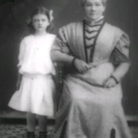 SLM X618-78 - Fru Blomberg med ett barn, 1900/1910-tal