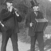 SLM P09-1565 - Två män musicerar, flöjt och dragspel