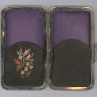 SLM 9287 - Visitkortsfodral av svart skinn med blomsterbroderi i silke på insidan