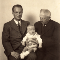SLM P07-1385 - Tre generationer Lybeck. Anders, född 1934, Göran född 1903 och Otto född 1871