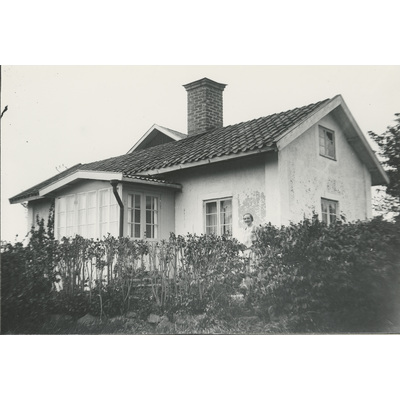SLM SEM_Dg1660 - Hilma Fröberg, f 1895, barnmorska i Härad från 1921 till pension, framför bostaden Zaberg.