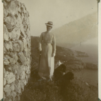SLM P09-1052 - Kronprinsessan Victoria med hundarna Tom, Pussy och Gioia, Capri 1903