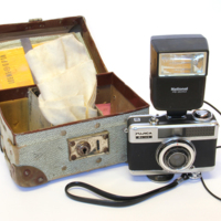 SLM 35586 1-4 - Kamera, Fujica Drive med väska och bruksanvisning från 1960-talet