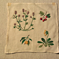 SLM 30423 - Duk av linne med blomstermotiv i färg, korsstygn