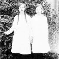 SLM X10-244 - Porträtt på två flickor