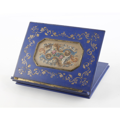 SLM 9166 - Hopfällbart bokstöd av blåmålat trä, pärlbroderat mittmotiv, 1800-tal