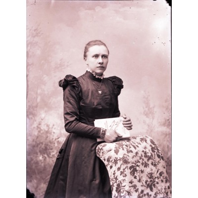 SLM X384-78 - Porträtt på kvinna i klänning