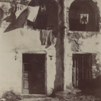 SLM P09-1971 - Byggnad med hängande tvätt, Anacapri, Capri omkring år 1903