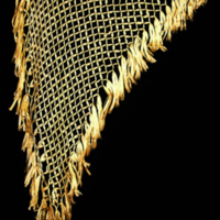 SLM 11592 10 - Schal, trekantig, av knutna gulvita silkesband i rutmönster, frans