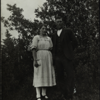 SLM P08-2177 - En man och en kvinna står bredvid varandra på en gräsmatta