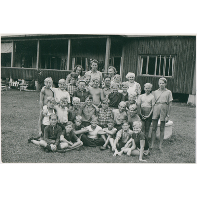 SLM P2018-0673 - Midsommar 1944, gruppbild med barn