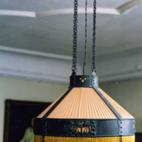 SLM 15414 - Elektrisk taklampa av mässing och sidentyg, jugend, från familjen Benedicks, Stockholm