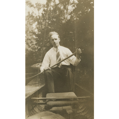 SLM P2022-1165 - Einar Höglund paddlar kanot, sommaren 1927