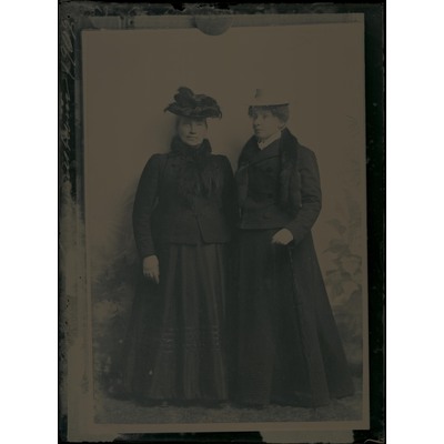 SLM X554-76 - Porträtt av två kvinnor