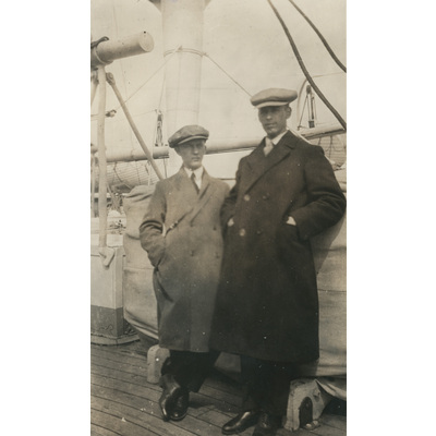 SLM P2022-1203 - Einar Höglund och en man på fartygsdäck