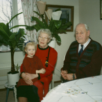 SLM P12-745 - Ruth Nilsson och Karl Johan Nilsson med barnbarn