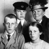 SLM P05-280 - Maria Ahlstrand med barnen Folke, Mauritz och Maj-Sofi omkring 1915