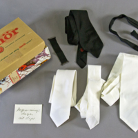 SLM 37004 1-7 - Låda med slipsar och sorgband använda vid begravning