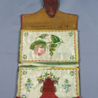 SLM 3130 - Plånbok av rött saffianskinn, inuti klädd med vitt siden med broderier
