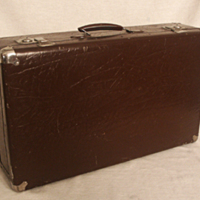 SLM 31857 1 - Resväska av brun pressad papp, 