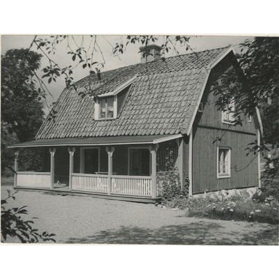 SLM M005117 - 1700-talshus med veranda, Stora Mälby
