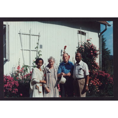 SLM FH0587 - Fride och Naëmi Hylander med Emmanuel Geburselassie och hans fru i Runtuna