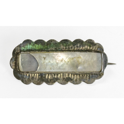 SLM 51174 - Liten brosch, rektangulär, pärlemorplatta i silverinfattning